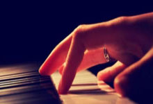 阿尔及利亚运动员在拔河比赛中表现出色，团队精神值得称赞